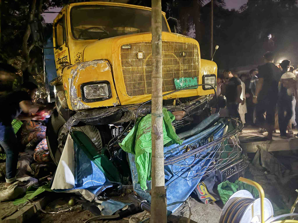 ট্রাকের নিচে ঢুকে গেল যাত্রীবাহী সিএনজি অটোরিকশা, নিহত ৩
