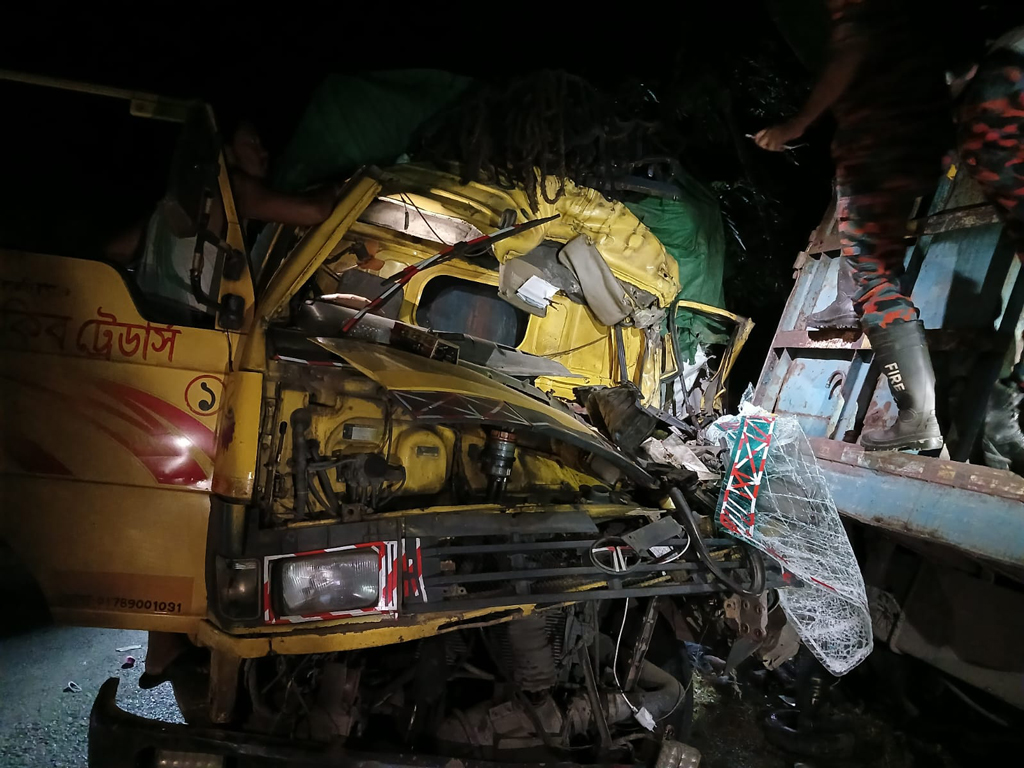 দাঁড়িয়ে থাকা ট্রাকে আরেক ট্রাকের ধাক্কা, প্রাণ গেল দুজনের