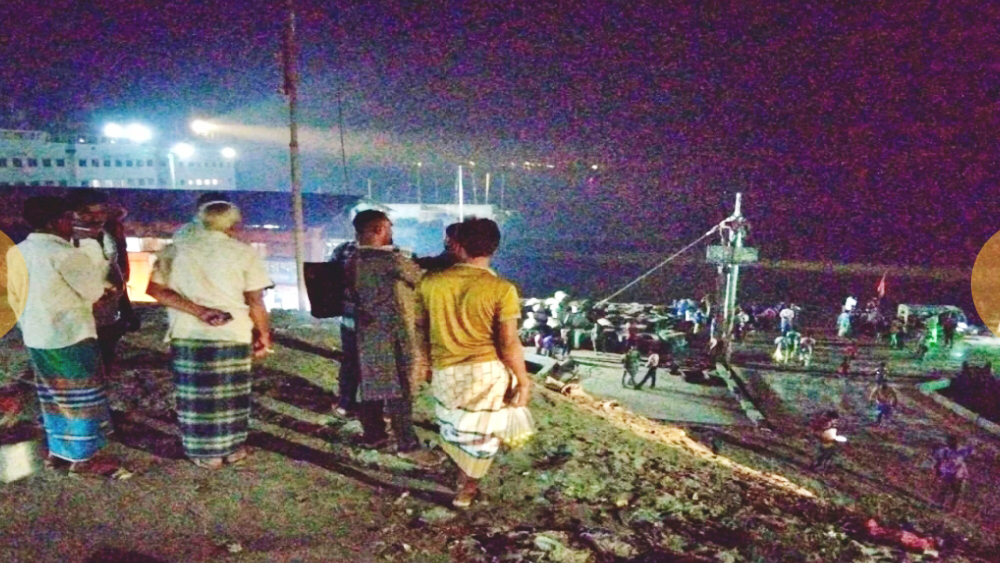 পাটুরিয়া ঘাটে তেলবাহী ট্রাক পড়ল পদ্মায়