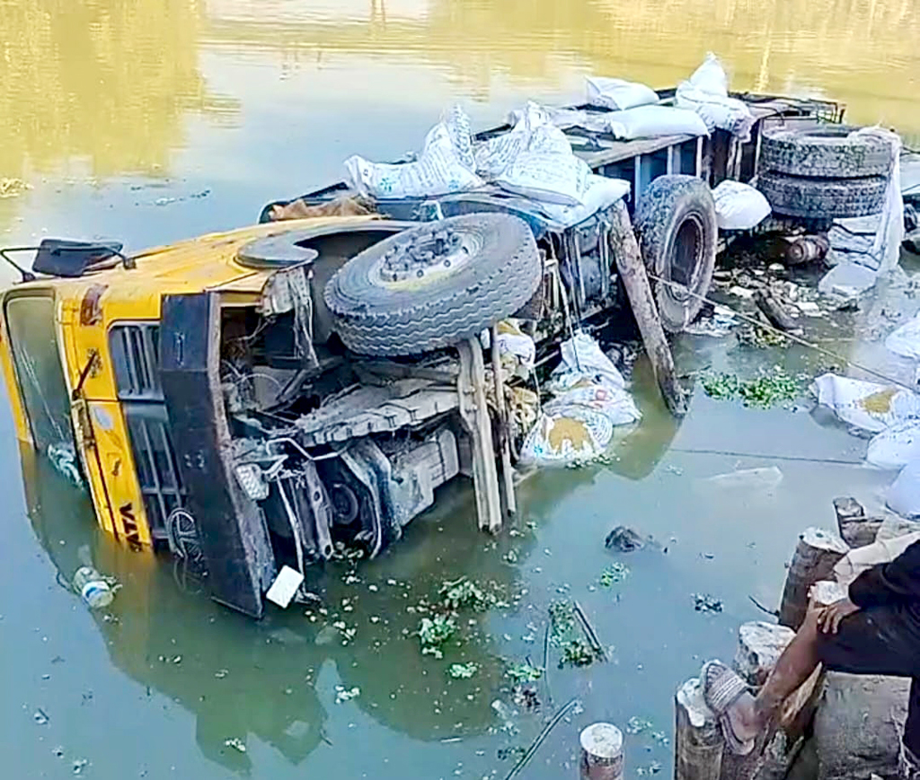 জয়পুরহাটে ট্রাক–ভ্যান সংঘর্ষে নিহত ১