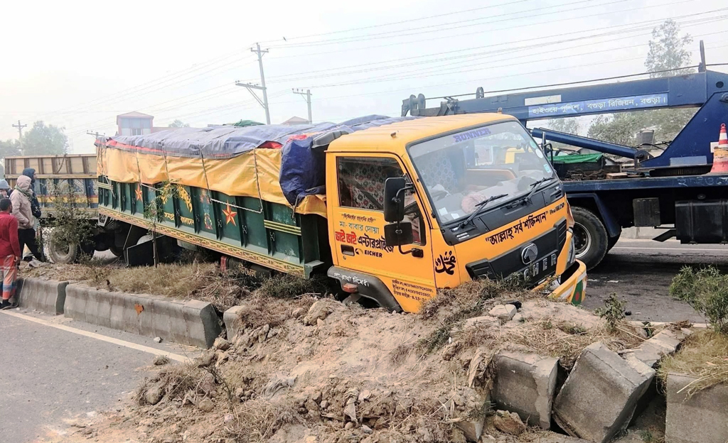 বগুড়ায় দাঁড়িয়ে থাকা ট্রাকের পেছনে আরেক ট্রাকের ধাক্কা, চালক নিহত