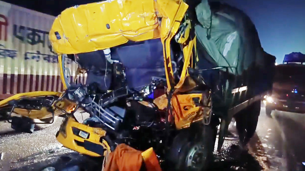 মহাসড়কে কাভার্ড ভ্যানের পেছনে ট্রাকের ধাক্কা, ট্রাকচালক নিহত