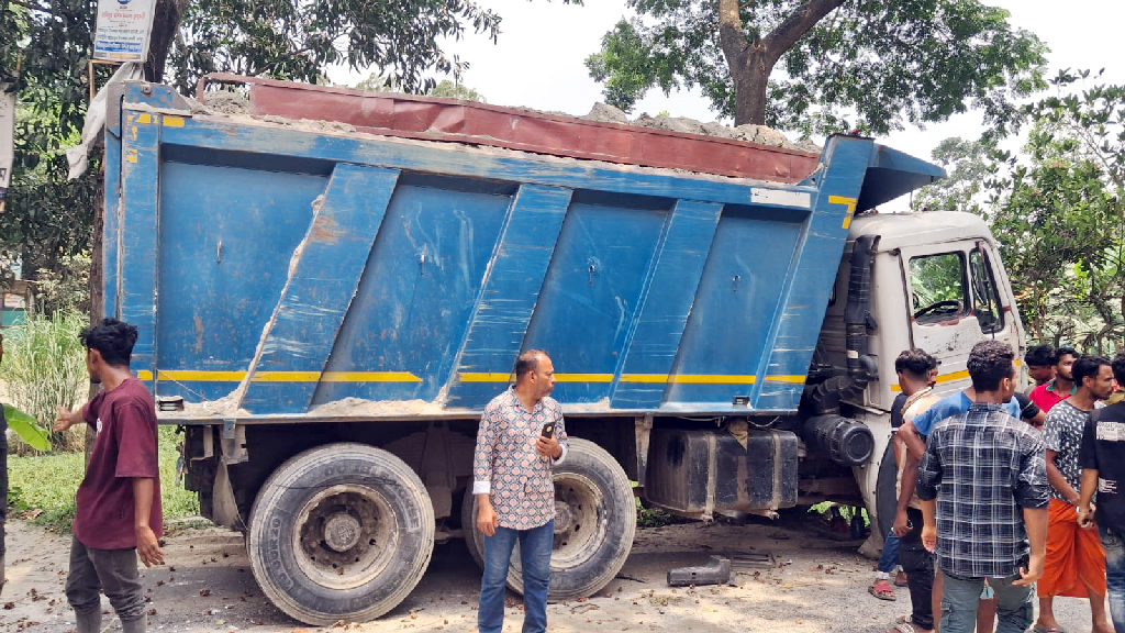 শাহরাস্তিতে বালুবাহী ট্রাকের চাপায় কাপড় ব্যবসায়ী নিহত