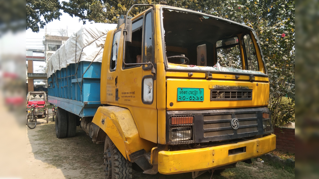 ফুলবাড়ীতে ট্রাকচাপায় নারীসহ নিহত ২