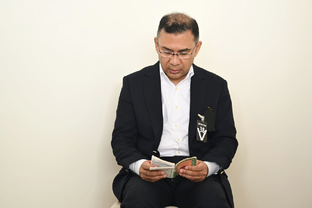 মা খালেদা জিয়ার মরদেহবাহী কফিন এভারকেয়ার হাসপাতাল থেকে গুলশানে আনা হলে তাঁর পাশে বসে কোরআন তিলাওয়াত করেন ছেলে বিএনপির ভারপ্রাপ্ত চেয়ারম্যান তারেক রহমান। ছবি: বিএনপির ফেসবুক পেইজ।