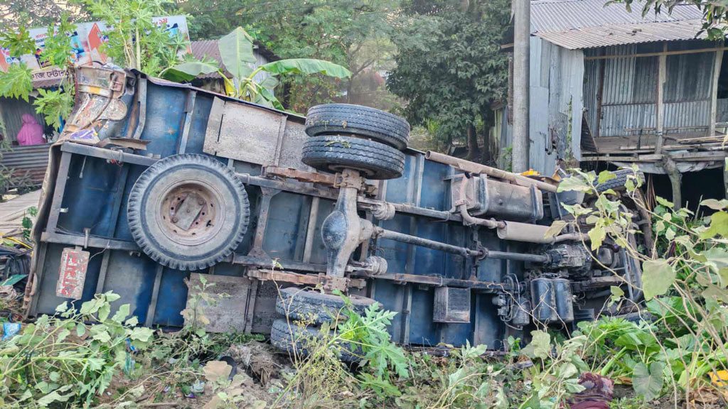 দুই ট্রাকের সংঘর্ষে হেলপার নিহত
