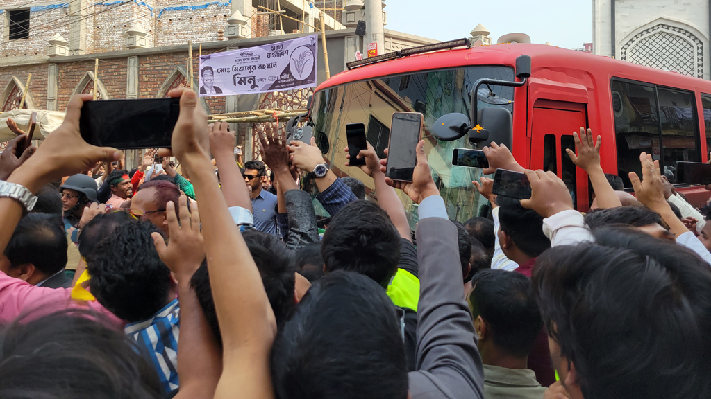 শাহ মখদুমের মাজার জিয়ারত শেষে সমাবেশস্থলে তারেক রহমান