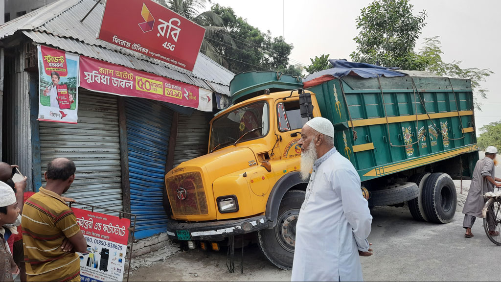নিয়ন্ত্রণ হারিয়ে বালুর ট্রাক ঢুকে পড়ল লাইব্রেরিতে