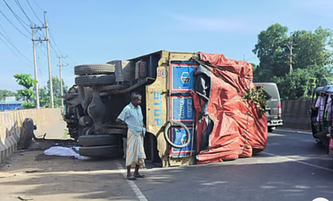মহাসড়কে উল্টে গেল তুলাবোঝাই ট্রাক, ১১ ঘণ্টা যানজট-ভোগান্তি