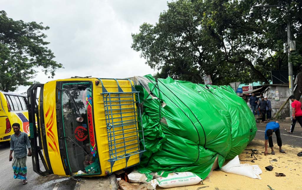 বাস-ট্রাক নিয়ন্ত্রণ হারিয়ে নিহত ১, আহত ১২