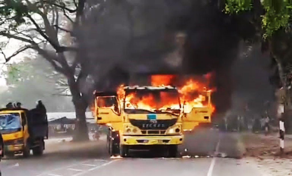 রাজশাহীতে চাচা-ভাতিজাকে পিষে দিল ট্রাক