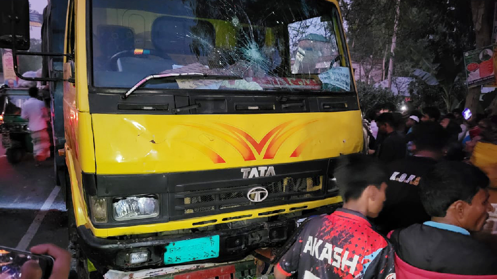 ট্রাকের ধাক্কায় ভ্যানযাত্রী নিহত