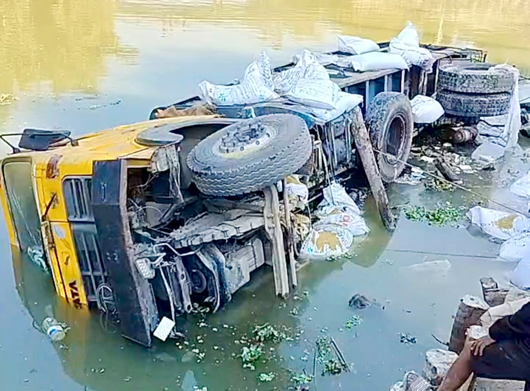 ঘিওরে সারবোঝাই ট্রাক উল্টে পড়ল নদীতে, ৬ লাখ টাকার ক্ষয়ক্ষতির দাবি