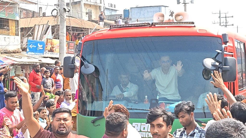 প্রধানমন্ত্রী তারেক রহমানকে একনজর দেখতে রাস্তায় মানুষের ঢল