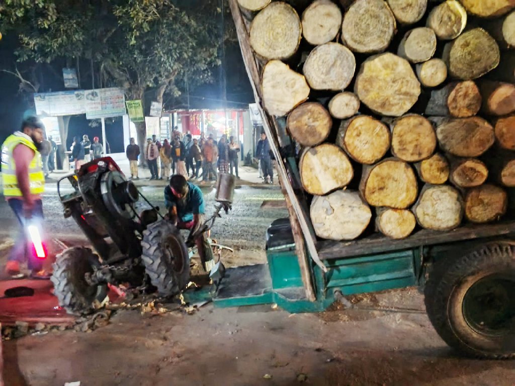 কাঠবোঝাই ট্রলির চাপায় আরএফএলের কর্মী নিহত