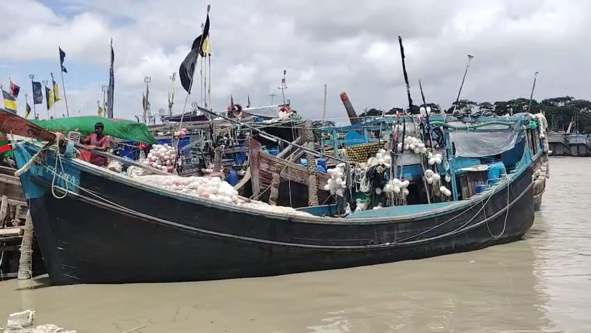 মাছ ধরা ট্রলারে গ্যাস সিলিন্ডার বিস্ফোরণ, ৩ জেলে দগ্ধ