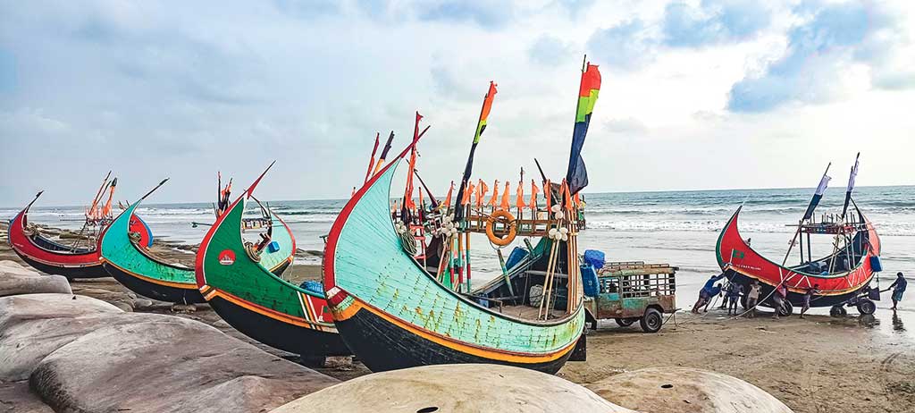 ঝাঁকে ঝাঁকে ইলিশ পাওয়ার আশায় সাগরে জেলেরা