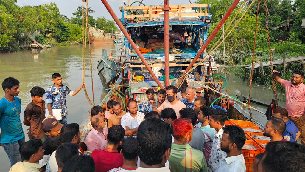 পাথরঘাটায় নিষেধাজ্ঞা অমান্য করে মাছ শিকার, ট্রলারসহ ১২ জেলের কারাদণ্ড