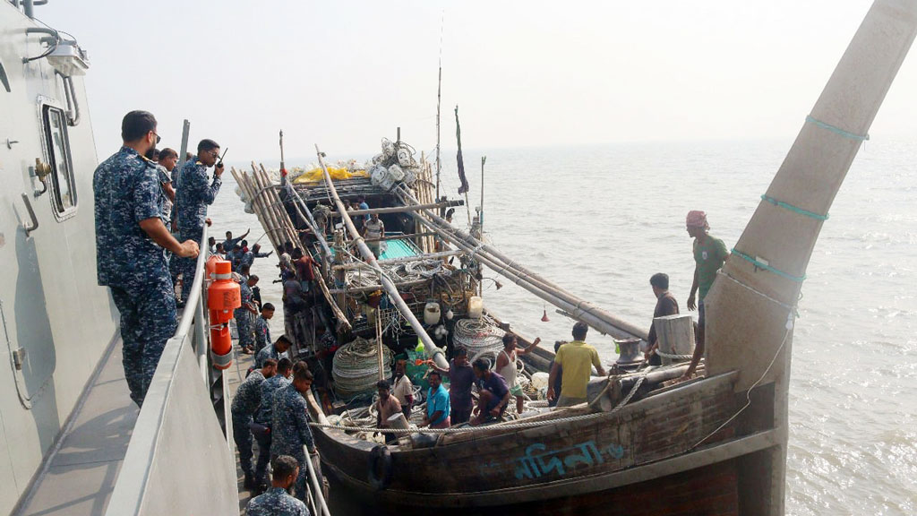 সাগরে ইঞ্জিন বিকল ট্রলারে ভাসছিলেন ২৪ জেলে, উদ্ধার করল নৌবাহিনী