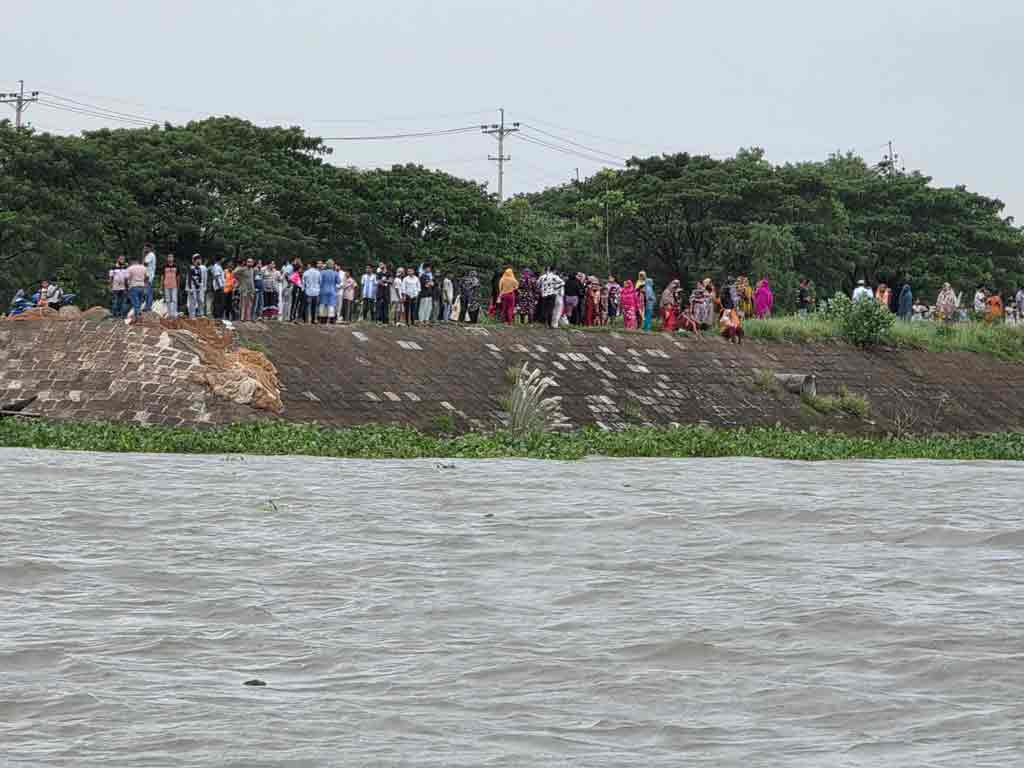 বিয়ের অনুষ্ঠানে যাওয়ার সময় মেঘনায় ট্রলারডুবি: নিহত ১, নিখোঁজ ৪