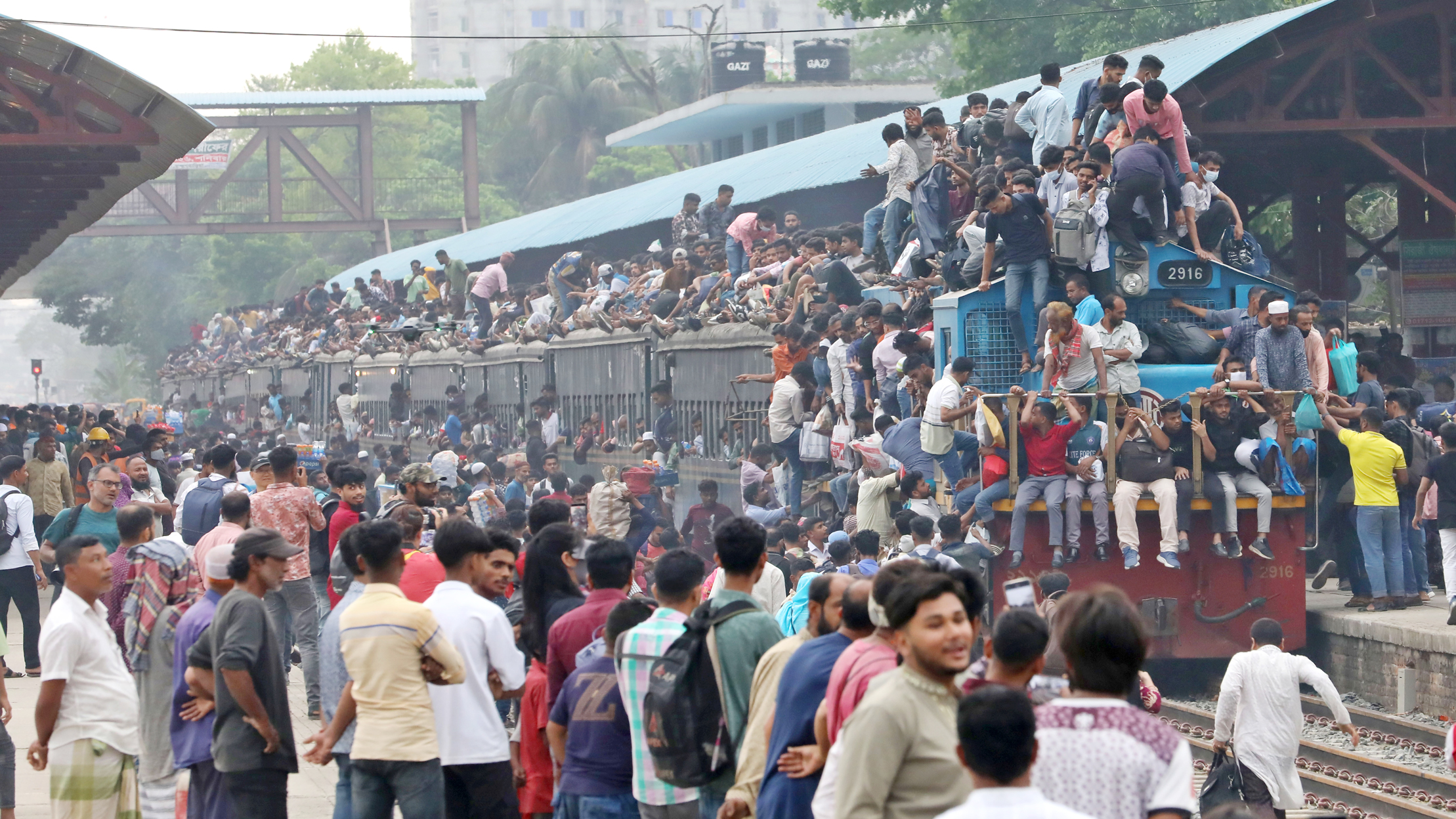 ঈদযাত্রায় নীলসাগরের প্রভাব ঢাকায়, ভোগান্তিতে উত্তরবঙ্গের ট্রেনের যাত্রীরা