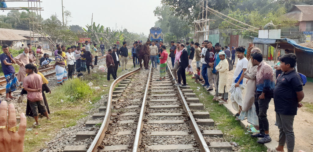 গাজীপুরে অল্পের জন্য রক্ষা পেলেন ট্রেনের সহস্রাধিক যাত্রী