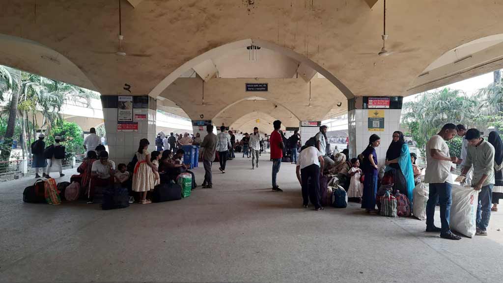 ঈদযাত্রার দ্বিতীয় দিন: দুই ঘণ্টার বেশি বিলম্বে বুড়িমারী এক্সপ্রেস, ভোগান্তিতে যাত্রীরা