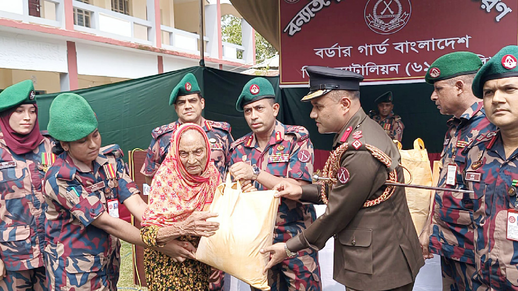 হাতীবান্ধায় বন্যার্তদের মধ্যে ত্রাণ বিতরণ বিজিবির