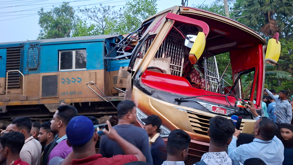 কুমিল্লায় বাস-ট্রেন সংঘর্ষ: ঝিনাইদহের একই পরিবারের ৩ জনসহ নিহত ৪
