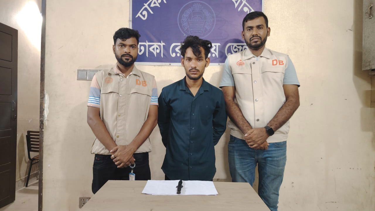ট্রেনের ছাদে ছিনতাই, চাকুসহ একজন গ্রেপ্তার