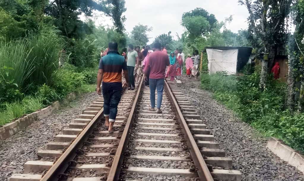 চাটমোহরে ট্রেনে কাটা পড়ে কিশোরীর মৃত্যু