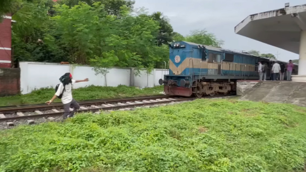 ট্রেনে পাথর ছোড়ার ভিডিও ভাইরাল, চুপ রেলওয়ে কর্তৃপক্ষ
