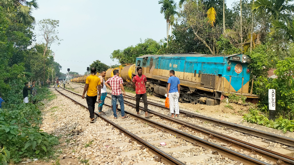 চালকের অসাবধানতায় শ্রীমঙ্গলে তেলবাহী ট্রেন লাইনচ্যুত
