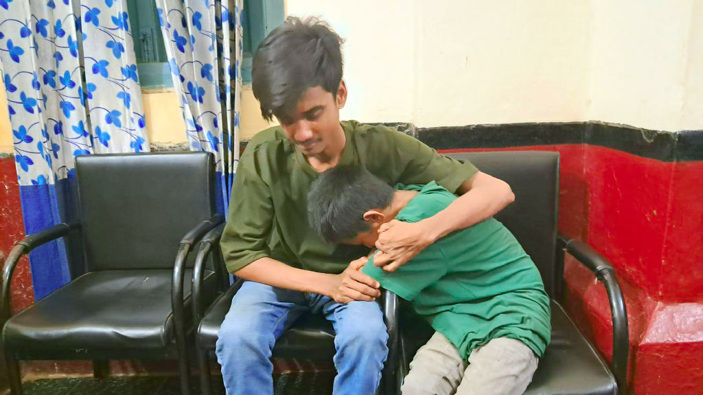 ট্রেনে উঠে আট মাস নিখোঁজ শিশু আবদুল্লাহ। ছবি: আজকের পত্রিকা