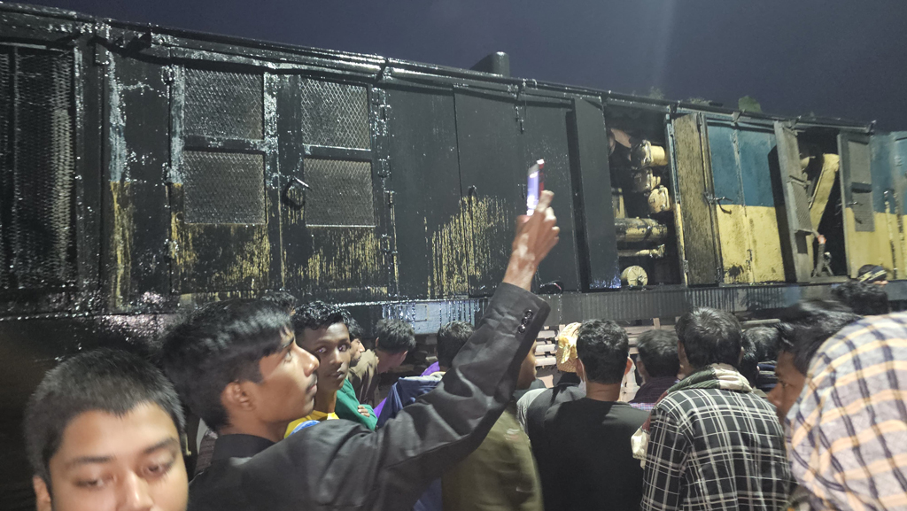 কালো মবিল মেখে একাকার চলন্ত ট্রেন, ঢাকা-ময়মনসিংহ রেলপথে চলাচল বন্ধ