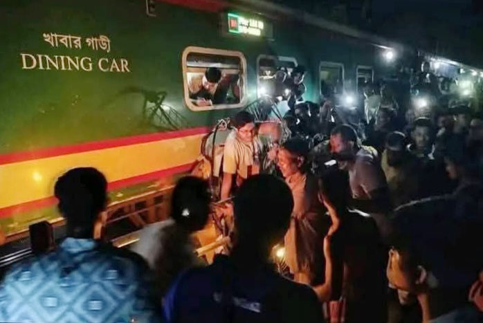 কালুরঘাটে ট্রেন দুর্ঘটনা: চার সদস্যের তদন্ত কমিটি গঠন, চার রেলকর্মী সাময়িক বরখাস্ত
