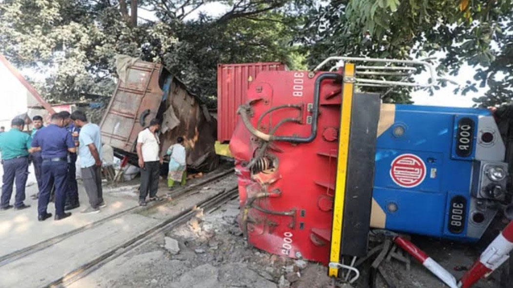 চলন্ত ট্রেনের সঙ্গে লরির সংঘর্ষ, প্রাণ গেল একজনের