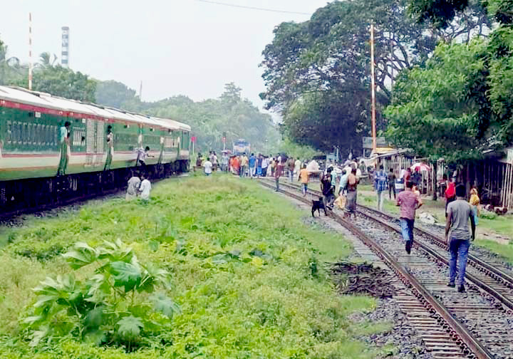 লালপুরে বগি রেখে চলে গেল ট্রেনের ইঞ্জিন