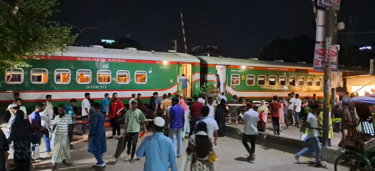 ব্রডগেজ ট্রেন মিটারগেজ লাইনে, ইঞ্জিনসহ বগি লাইনচ্যুত