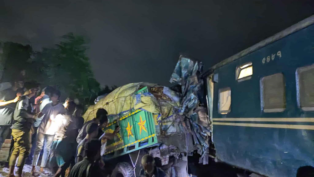 খুলনায় ট্রেন-ট্রাক সংঘর্ষে ১ জন নিহত, সারা দেশের সঙ্গে রেল যোগাযোগ বন্ধ