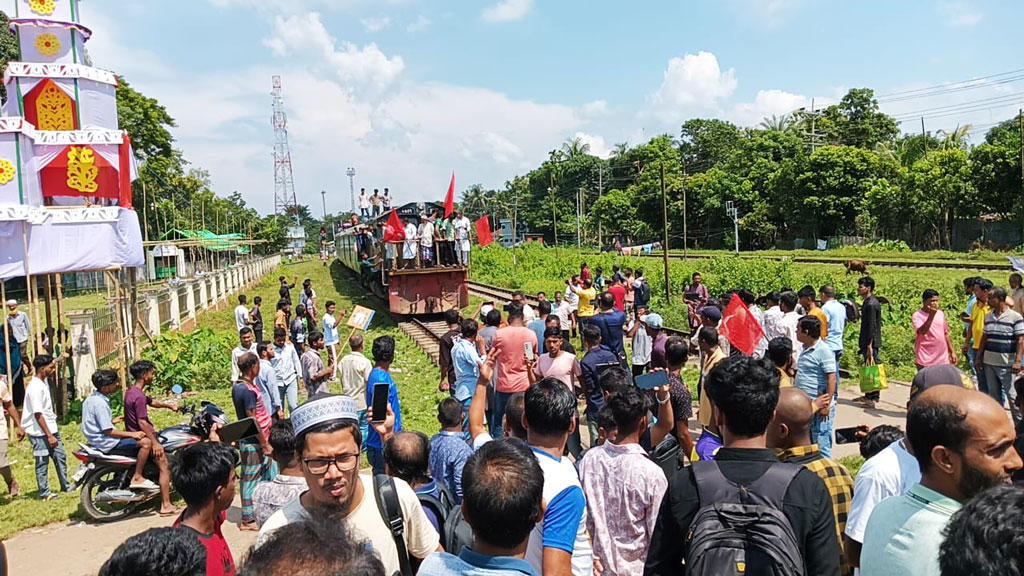 দাবি আদায়ে ট্রেন আটকে দিলেন আন্দোলনকারীরা