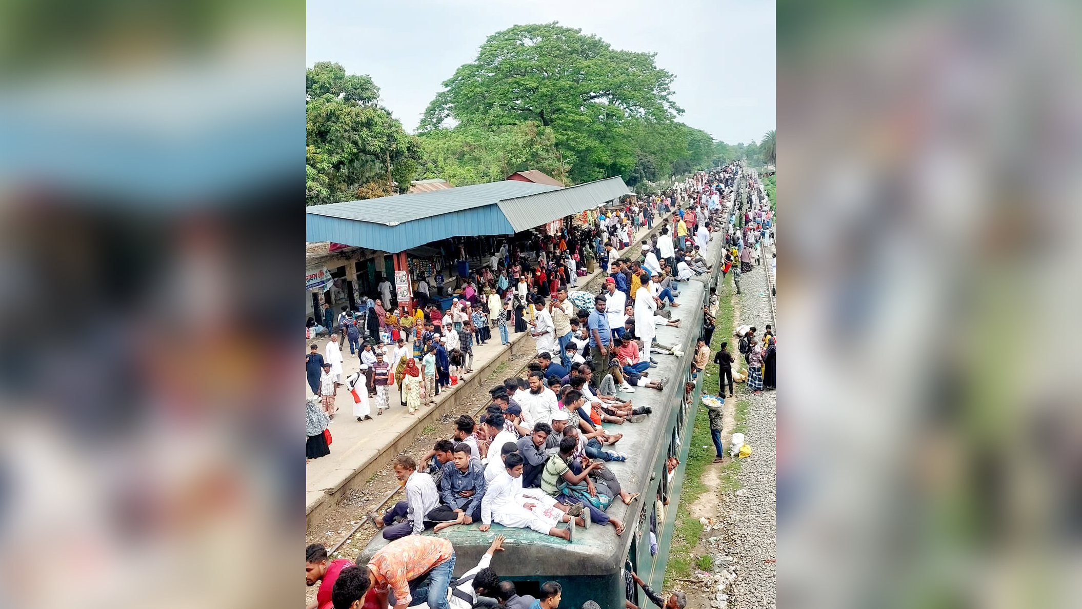 ঈদের ছুটি শেষে ঢাকাগামী ট্রেনে প্রচণ্ড ভিড়, ছাদে বসেও ফিরছে মানুষ