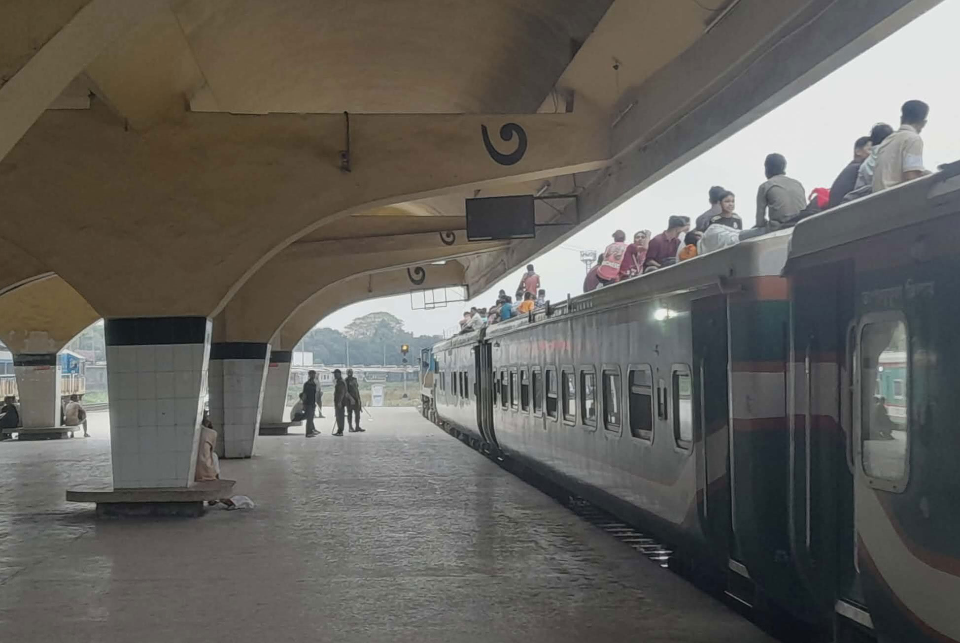 ঈদের ছুটিতে ট্রেনের ছাদে চড়েই বাড়ির পথে যাত্রীরা