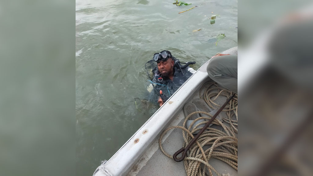সদরঘাটে লঞ্চের ধাক্কায় ট্রলারডুবি, প্রাণে বাঁচলেন ৮ জন, নিখোঁজ ২
