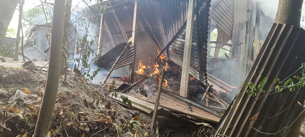 তাড়াশে বৃদ্ধকে পিটিয়ে হত্যা, অভিযুক্ত ব্যক্তির বাড়িতে আগুন-বিক্ষোভ