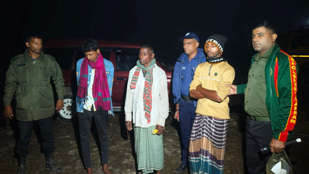 তাড়াশে অবৈধভাবে পুকুর খনন, ঠিকাদারকে জরিমানা