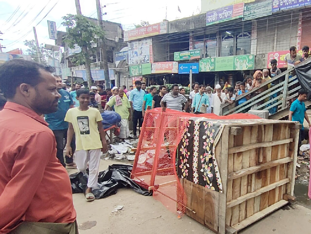 ময়মনসিংহের ত্রিশালে ঢাকা-ময়মনসিংহ মহাসড়কের ত্রিশাল বাসস্ট্যান্ড এলাকায় অবৈধ দোকান উচ্ছেদ করে উপজেলা প্রশাসন। ছবি: আজকের পত্রিকা