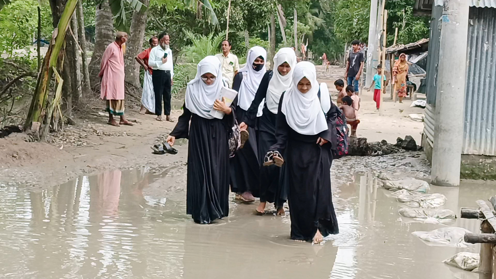 ত্রিশালে জলাবদ্ধ রাস্তায় দুর্ভোগ, বিপাকে শিক্ষার্থীরা