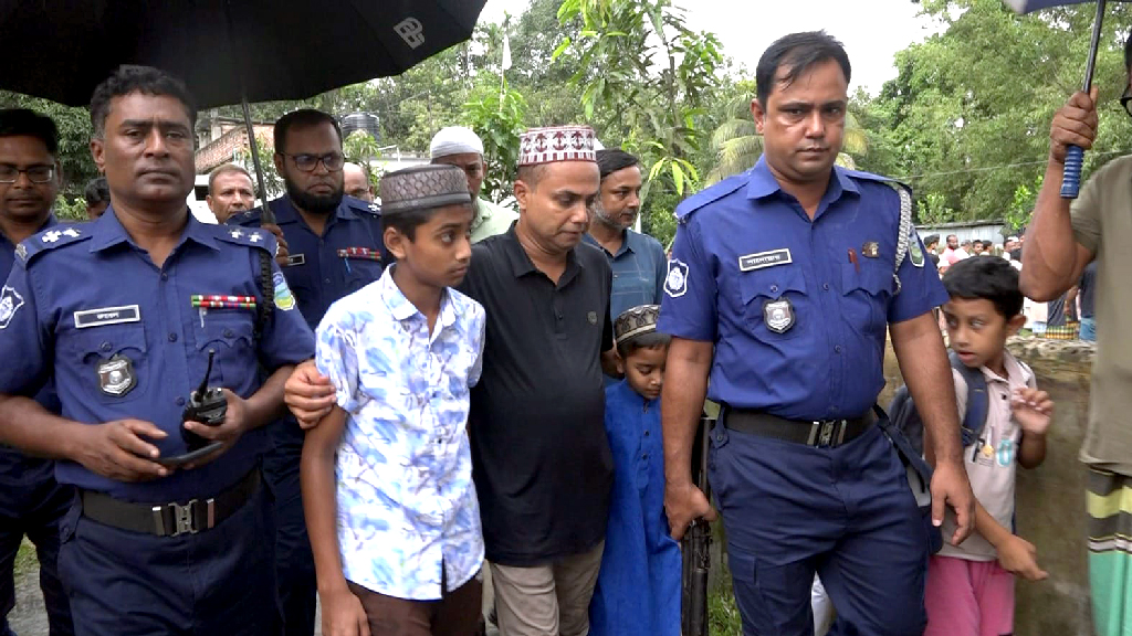 প্যারোলে মুক্তি পেয়ে মায়ের জানাজায় সাংবাদিক কামাল