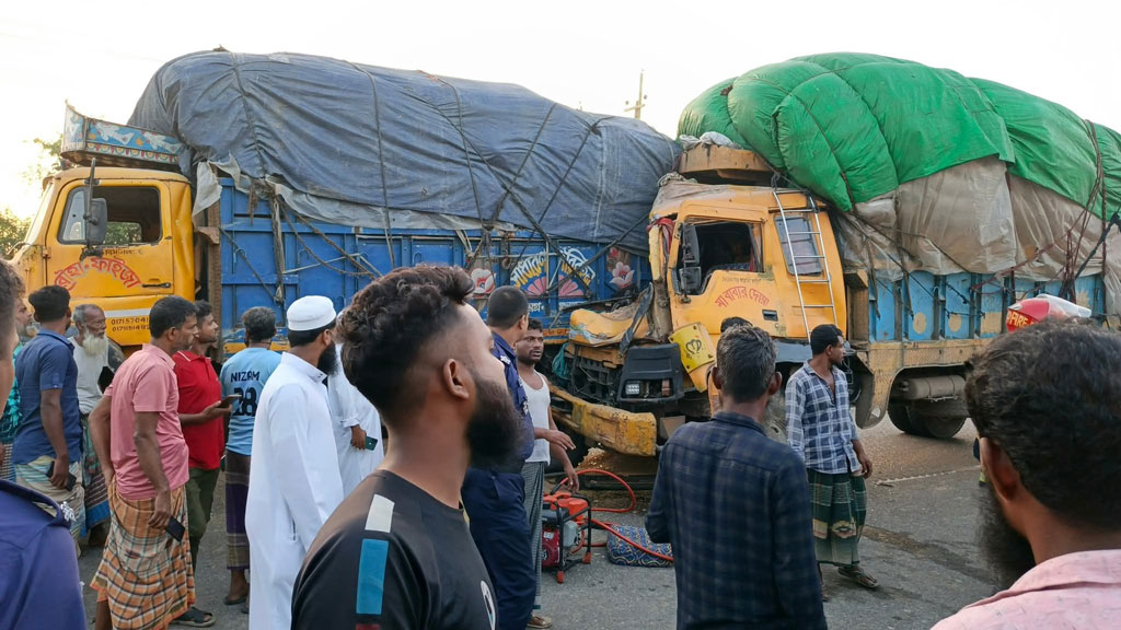ত্রিশালে সড়ক দুর্ঘটনায় ট্রাকচালক ও সহকারী নিহত